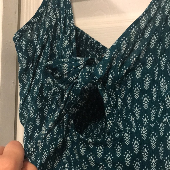 Keyhole Crop Top - Picture 2 of 4